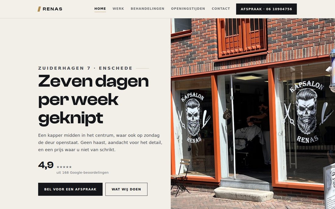 Etalage van een kapper in het centrum van Enschede, papierwit met messing